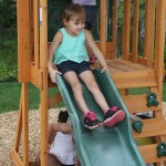 Complex de joaca SUN BISTRO KidKraft din lemn  - Centru din cedru cu leagane si tobogan pe 2 nivele 